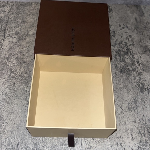 Louis Vuitton empty belt box - Picture 3 of 3